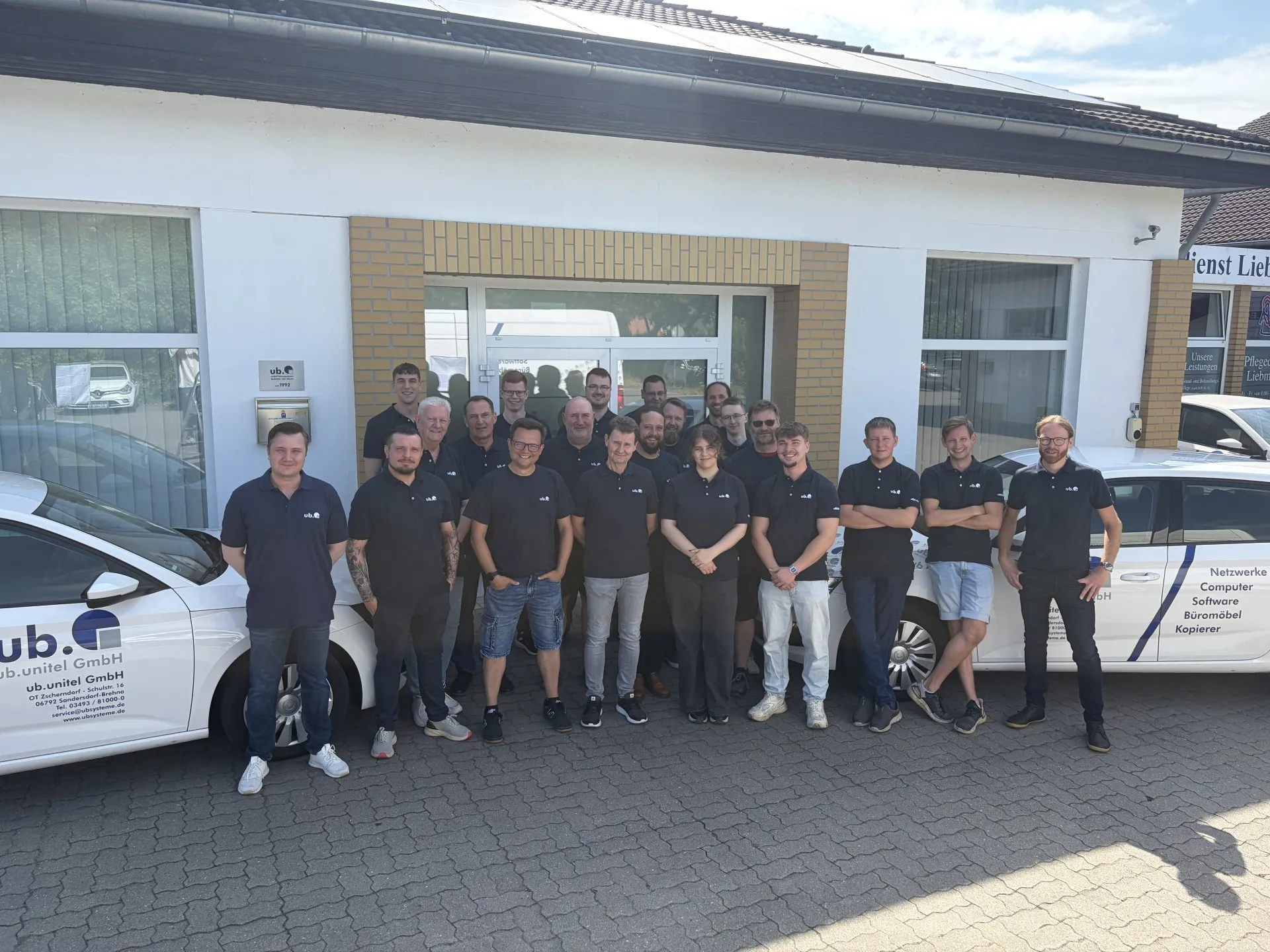 Das Team der ub.unitel GmbH vor dem Firmengebäude in Sandersdorf-Brehna